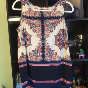 Sleeveless blouse‎